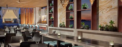 Solaire Pool Bar & Grill .